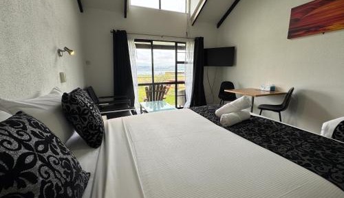 Standard Queen Studio with Lake View and Private Thermal Pool