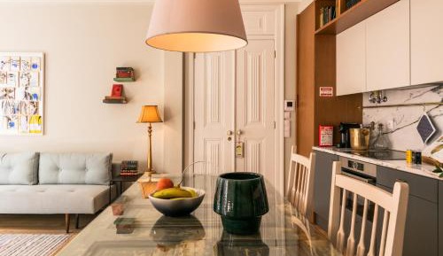 Deluxe One-Bedroom Apartment