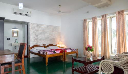 Deluxe Room (2 Adults + 1 Child)