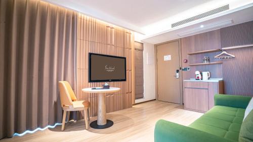 Deluxe Double Room (2 Adults + 1 Child)