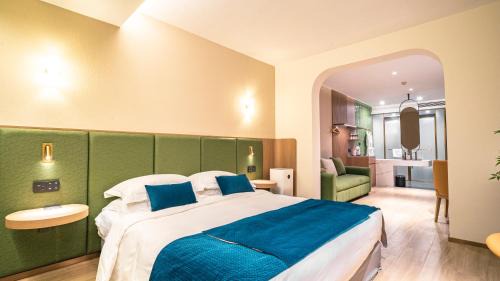 Deluxe Room (2 Adults + 1 Child)