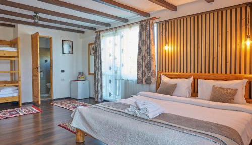 Deluxe Room (2 Adults + 1 Child)