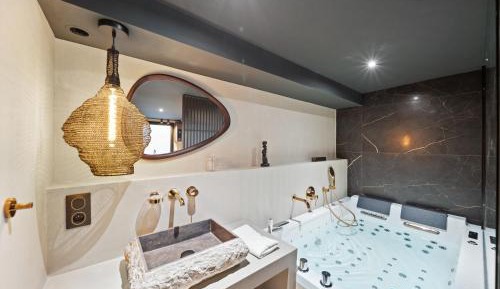 Deluxe Suite with Spa Bath