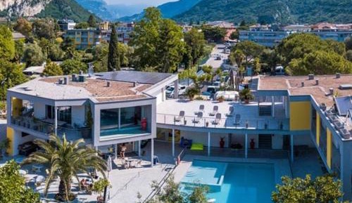 One-Bedroom Apartment with Pool View