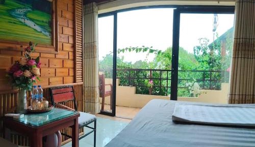 Deluxe Room (2 Adults + 1 Child)