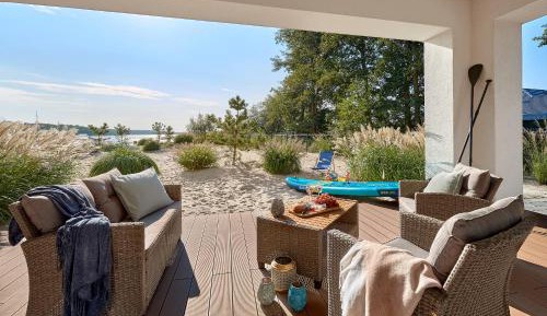 One-Bedroom Apartment with Lake View