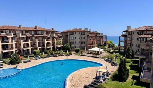 Apartment with Pool View 