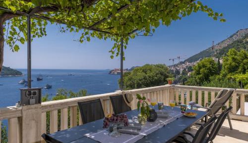 Two Bedroom Apartment with Terrace and Sea View