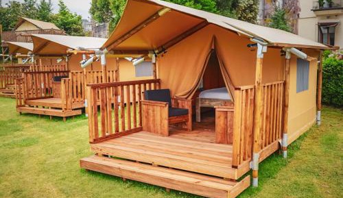 Guests can make meals in the kitchenette that features a stovetop, a refrigerator, kitchenware and an oven. The apartment features a washing machine, a private entrance, as well as a shared bathroom boasting a walk-in shower and a hairdryer. The unit has 
