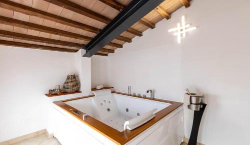 Queen Suite with Spa Bath