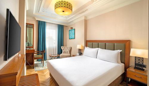 Superior French / Twin Bed With Street View
