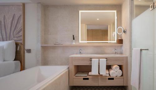 Junior Suite Tropical View King Bed