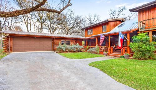 Three-Bedroom Holiday Home 
