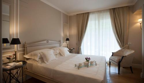 Deluxe One-Bedroom Apartment