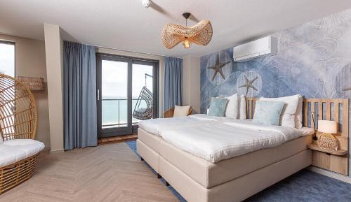 Penthouse suite with sea view, balcony and access to elevator