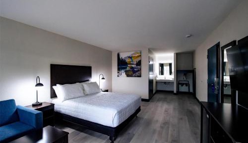 Queen Room with Roll-In Shower - Disability Access/Non-Smoking