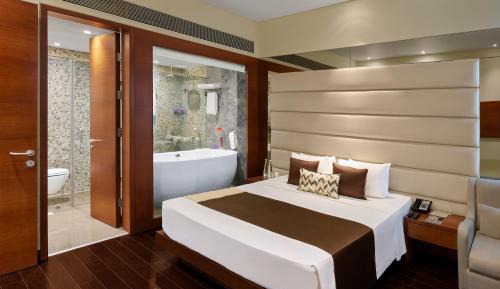 Deluxe King Room with City View