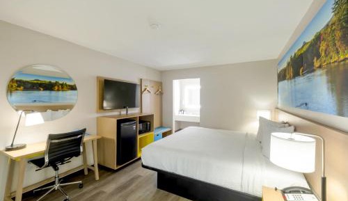 King Room with Bathtub with Grab Bars - Mobility Accessible/Non-Smoking