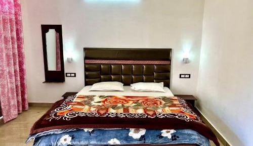 Deluxe Double Room (2 Adults + 1 Child)