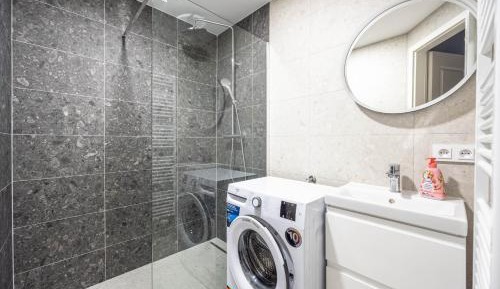 Five-Bedroom Deluxe Apartment