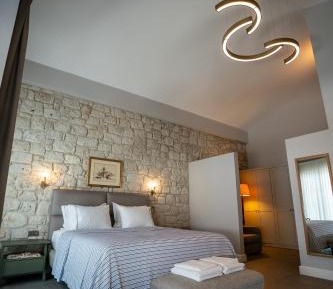 Deluxe Queen Suite