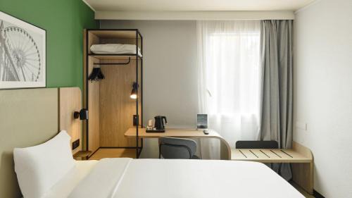 Standard Room - 1 Queen Bed