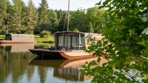 Toue cabanée au mouillage