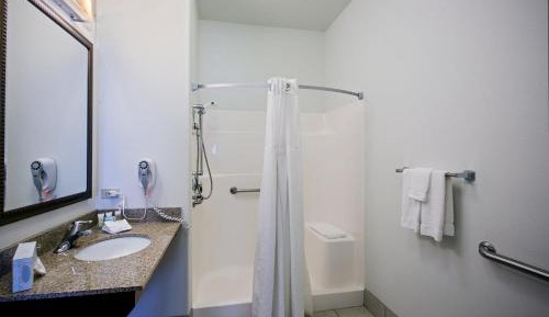 Double Room with Mobility Accessible Tub - Non-Smoking