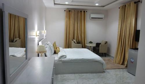 Deluxe King Suite