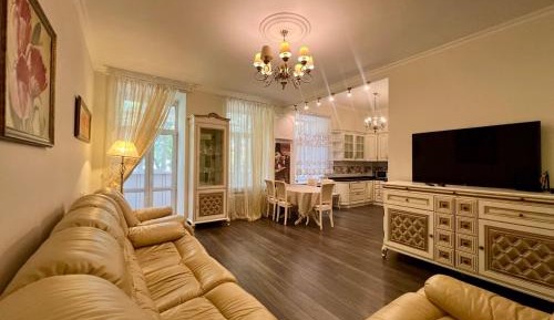 Deluxe One-Bedroom Apartment with Harbor View
