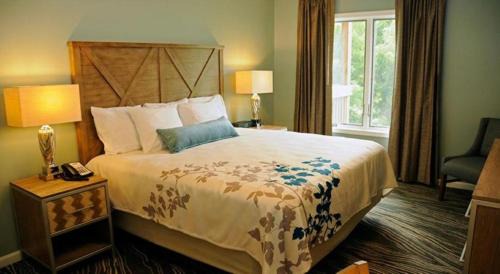 Woodstone Two Bedroom Deluxe Condo with Jacuzzi - Partial Kitchen