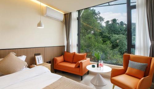 Family Room with Garden View