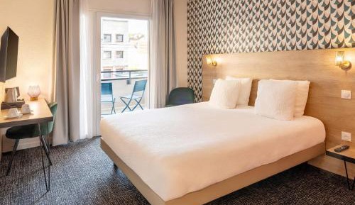 Standard Queen Room with Street View - Non-Smoking