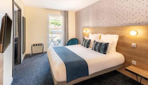 Queen Suite with Sofa Bed and Slippers - Non-Smoking