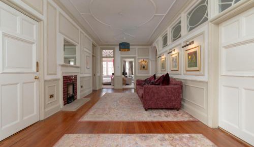 Four-Bedroom Apartment with Balcony 