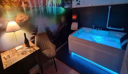 Deluxe Suite with Spa Bath
