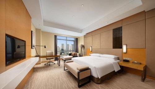 Standard King Room with Lounge Access
