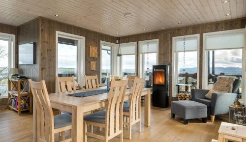 Three-Bedroom Apartment with Mountain View