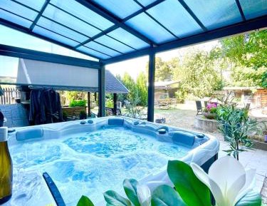 One-Bedroom Apartment with Spa Bath