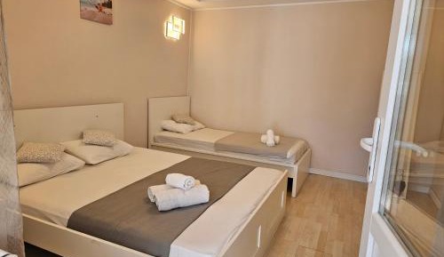 Deluxe Room (2 Adults + 1 Child)