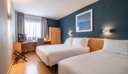 Standard Room - 2 Single Beds - 1 Folding Bed
