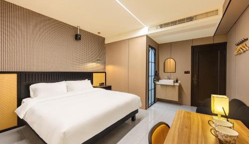 Deluxe Double Room with Shower