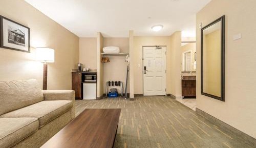 One-Bedroom Suite with Three Queen and One Sofa Bed - Pool View