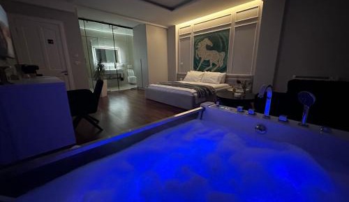 Queen Suite with Spa Bath