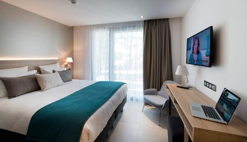 Superior Room with King Bed and Terrace