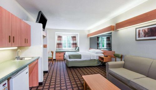 Queen Studio Suite - Mobility and Hearing Impaired Access/Non-Smoking