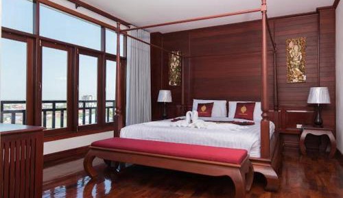 Deluxe Queen Suite