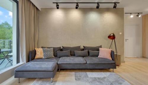 One-Bedroom Apartment with Park View