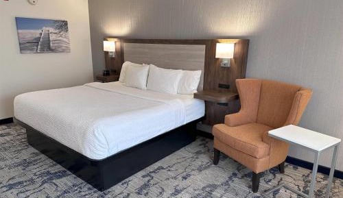 King Room with Bath Tub - Mobility Accessible/Non-Smoking