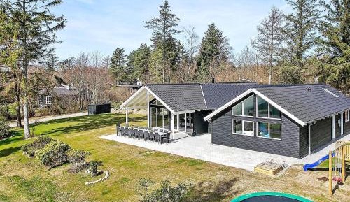 Seven-Bedroom Holiday Home